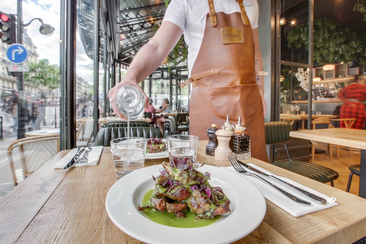 Serveur plat restaurant Le Choupinet