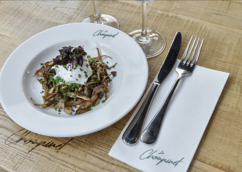 Une photo d’une salade de champignons de Paris au restaurant le Choupinet