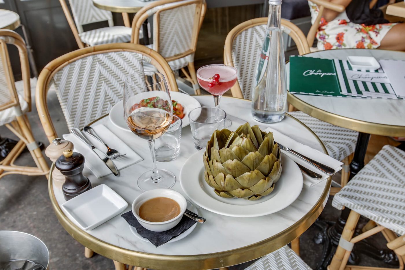 Photo plat artichaud sauce marron rosé et cocktail rouge Le Choupinet