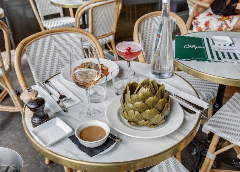 Photo plat artichaud sauce marron rosé et cocktail rouge Le Choupinet