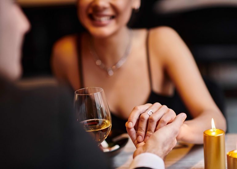 Réservation d'une table au restaurant Le Choupinet pour un couple qui sont en plein dîner romantique pour Saint-Valentin