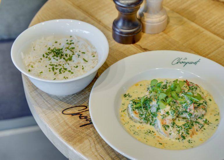 Plat chaud d’un tartare de thon avocat aux gambas flambées au pastis accompagné de son riz blanc dans un bol assaisonné de persillade
