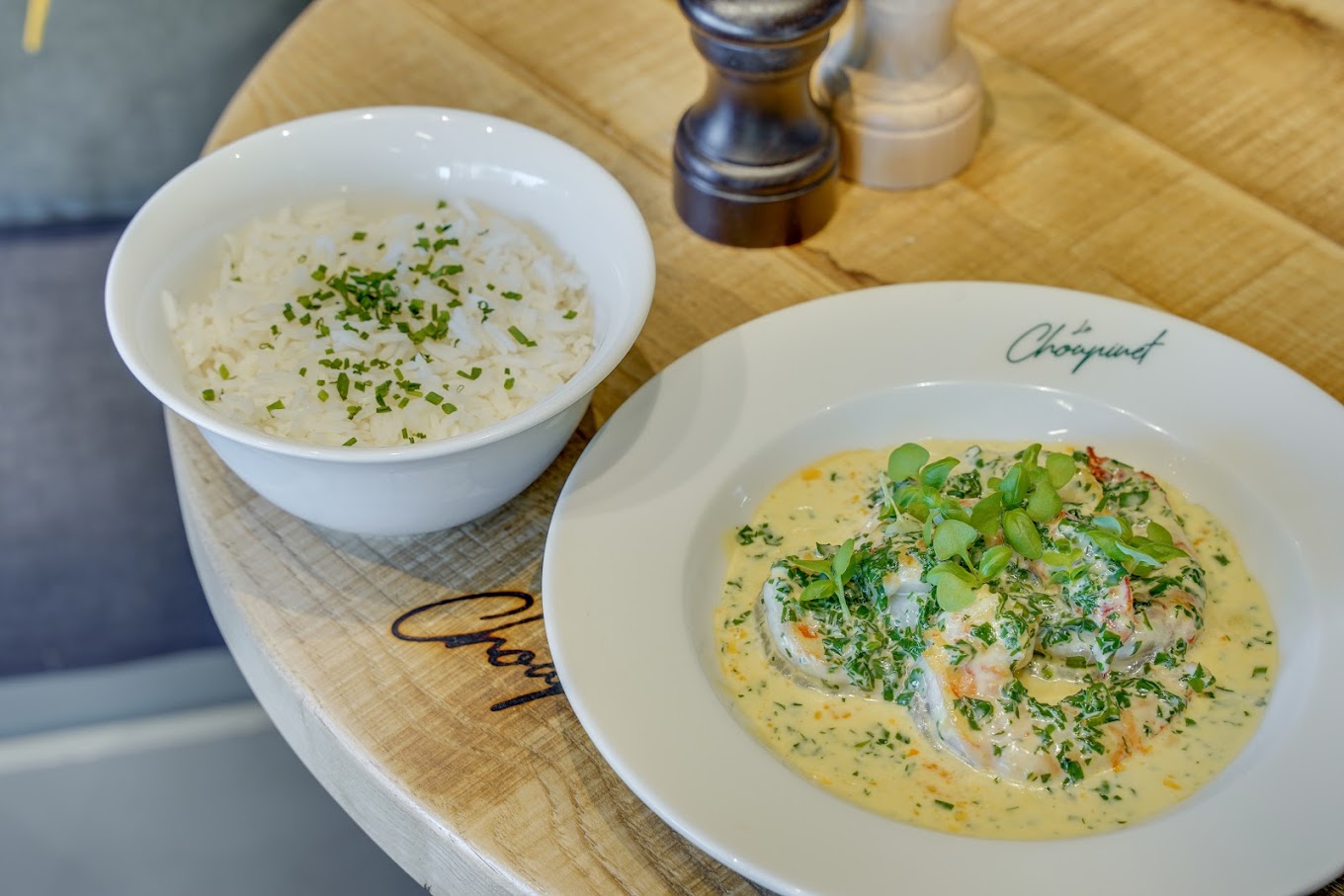 Plat chaud d’un tartare de thon avocat aux gambas flambées au pastis accompagné de son riz blanc dans un bol assaisonné de persillade