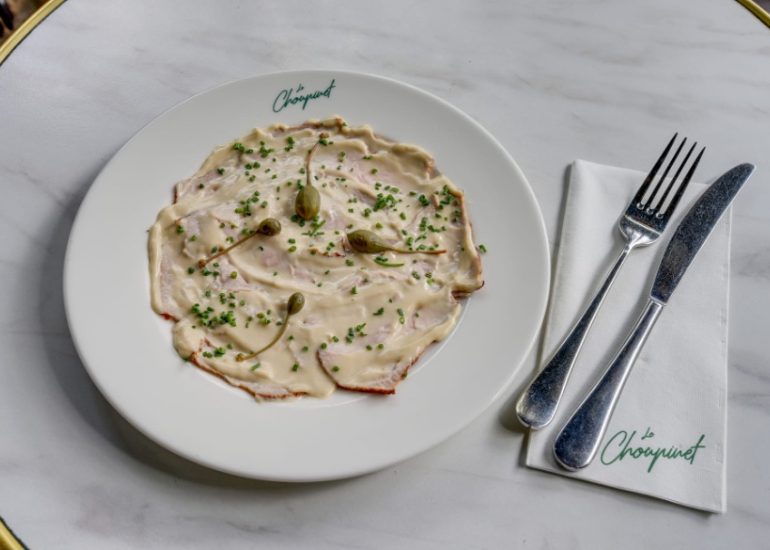 Entrée froide : carpaccio de câpres servie au restaurant/brasserie parisienne Le Choupinet à Paris 6e arrondissement