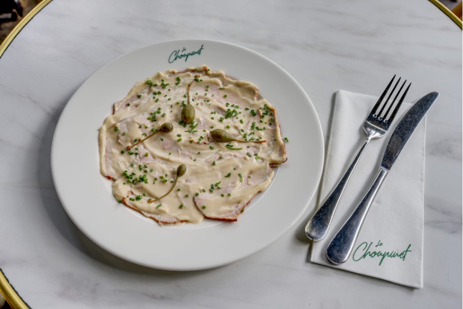 Entrée froide : carpaccio de câpres servie au restaurant/brasserie parisienne Le Choupinet à Paris 6e arrondissement