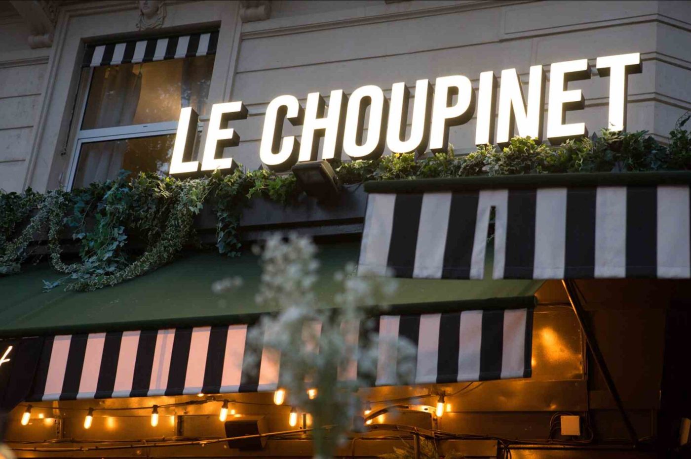 Enseigne lumineuse Le Choupinet meilleur restaurant de cuisine française à paris