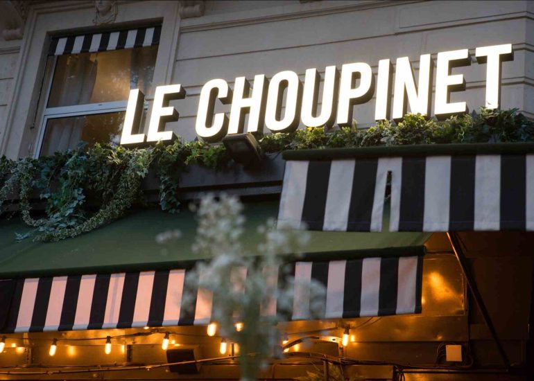 Enseigne lumineuse Le Choupinet meilleur restaurant de cuisine française à paris