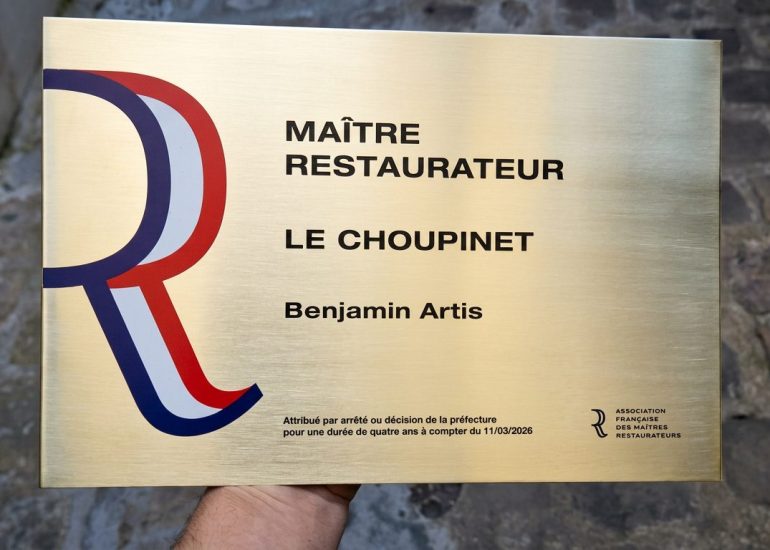 Plaque Maître Restaurateur attribuée à Benjamin Artis pour Le Choupinet, brasserie parisienne située boulevard Saint-Michel à Paris 6.