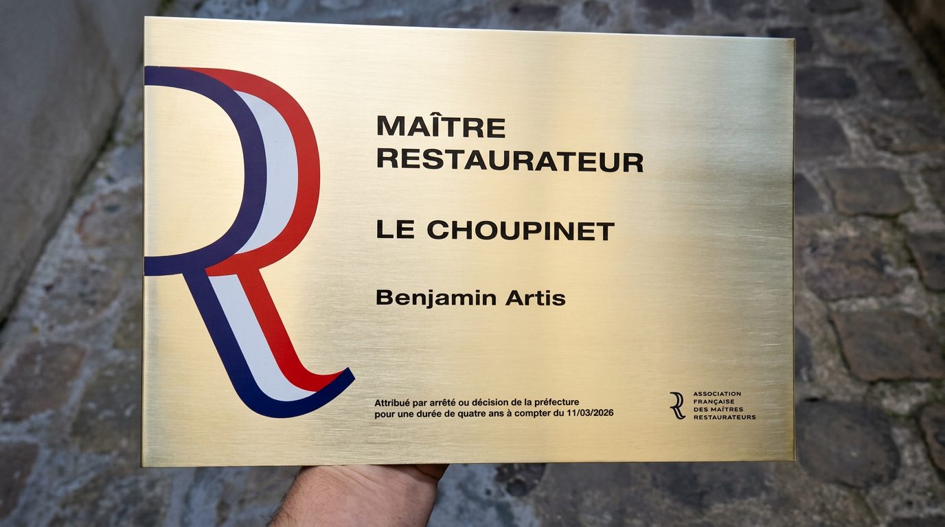 Plaque Maître Restaurateur attribuée à Benjamin Artis pour Le Choupinet, brasserie parisienne située boulevard Saint-Michel à Paris 6.